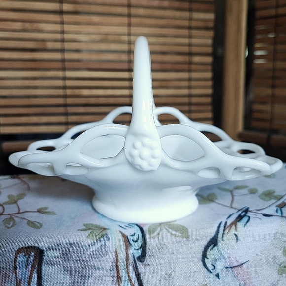 Fenton? Vintage Lattice Low Shallow Small Handled Easter Basket White Milk Glass - Picture 2 of 9